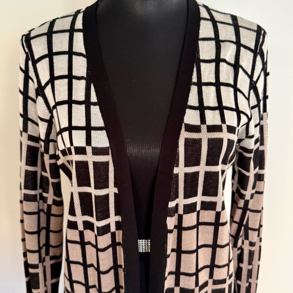 Elegant Black and Beige Grid Pattern Cardigan - Picture 4 of 7
